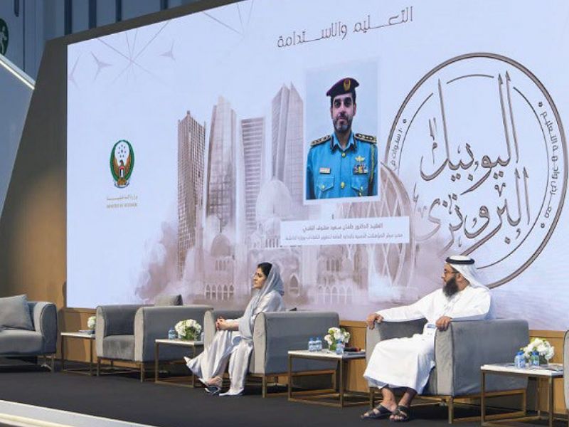 صحيفة الخليج العقيد خلفان النقبي يتحدث في معرض واجهة التعليم . Al Khaleej newspaper Colonel Khalfan Al Naqbi speaks at the Education Interface Exhibition.